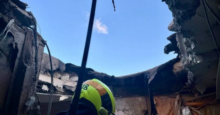 Жах у Дніпрі: Росія вдарила дроном по багатоповерхівці – зруйновані квартири, поранені та свідчення тих, хто пережив пекло