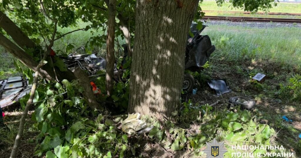 На Київщині сталася ДТП: двоє загиблих дітей і розтрощена автівка На Київщині сталася ДТП: двоє загиблих дітей і розтрощена автівка