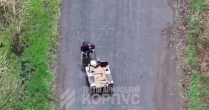 НЕЙМОВІРНЕ СПАСІННЯ: БАБУСЮ-ГЕРОЇНЮ ЕВАКУЮВАЛИ РОБОТОМ, А ОНУКА ВПІЗНАЛА ЇЇ НА ВІДЕО! ІСТОРІЯ, ЩО ЗВОРОХУЄ ДО ГЛИБИН ДУШІ