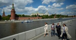 МОСКВА В КОЛАПСІ: Росіяни втрачають зв’язок, готівку та можливість виїхати – чи це кінець цифрової ери?