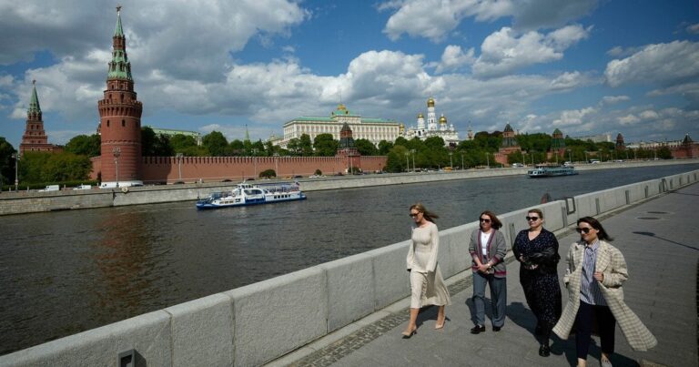 МОСКВА В КОЛАПСІ: Росіяни втрачають зв’язок, готівку та можливість виїхати – чи це кінець цифрової ери?