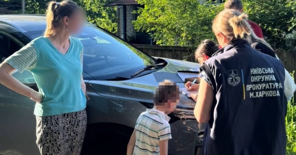 У Харкові жінка жорстоко побила сина на очах у людей: дитина в синцях (фото) У Харкові жінка жорстоко побила сина на очах у людей: дитина в синцях (фото)