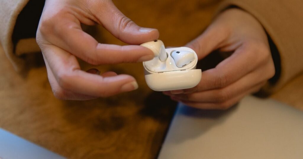 Apple готує AirPods із камерами та ШІ: який вигляд мають навушники так як проходять тестування (фото) Apple готує AirPods із камерами та ШІ: який вигляд мають навушники так як проходять тестування (фото)