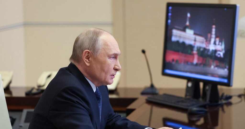 Путін поринає в атмосферу страху та паранойї через провали на фронті — The Telegraph