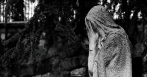 Скандал у Польщі — священника судять, бо він зруйнував кладовище — Світ