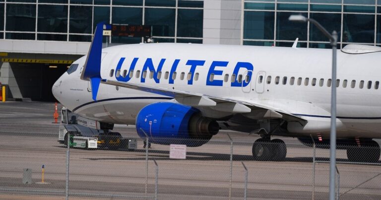 Надзвичайна ситуація на борту United Airlines: Пасажира, що атакував стюардесу, зустрічали екстрені служби в Ньюарку