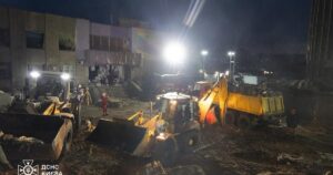 Київ у жалобі: Ракетний удар Росії забрав життя 21 людини, серед них — троє невинних дітей. Розбір завалів триває безперервно