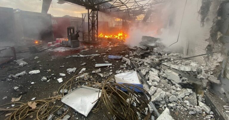 Харків під ворожим вогнем: Росія атакувала дрони-камікадзе депо “Нової пошти” (Фоторепортаж)