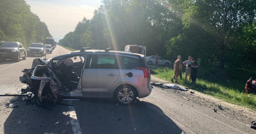 ДТП на Львівщині: троє загиблих та розбиті автівки (фото) ДТП на Львівщині: троє загиблих та розбиті автівки (фото)