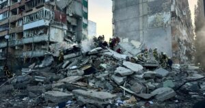 Одна з найбільших атак по Києву: зруйнована багатоповерхівка, троє загиблих, "прильоти" по 25 локаціях (фото, відео)