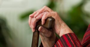 Доплата пенсіонерам 80+ в Україні: хто може отримати 1038 грн на догляд та як це зробити – Покрокова інструкція