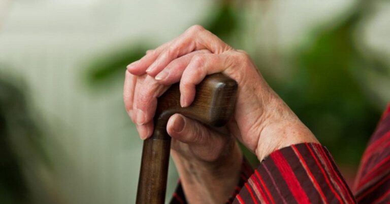 Доплата пенсіонерам 80+ в Україні: хто може отримати 1038 грн на догляд та як це зробити – Покрокова інструкція