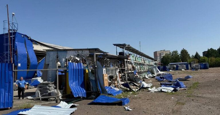 Жорстокий удар по Прилуках: балістична ракета знищила “Епіцентр”, є загиблі та поранені