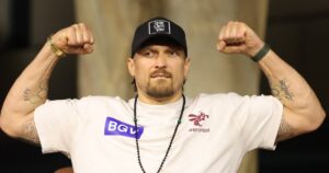 Усик Верховен — чемпіон прибув на арену в Гізі з особливим талісманом — Проспорт