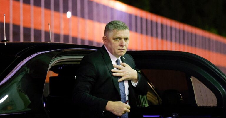 Братислава маневрує: як Фіцо шукає шлях на парад Путіна, і чому Балтія зачинила небо