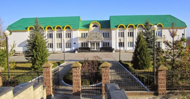 Шок на Рівненщині: Вчитель фізкультури побив 16-річного учня через шум – подробиці скандального інциденту