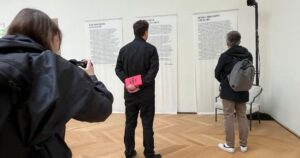 Український військовий влаштував гучний перформанс у павільйоні РФ на Венеційській бієнале-2026 (відео)