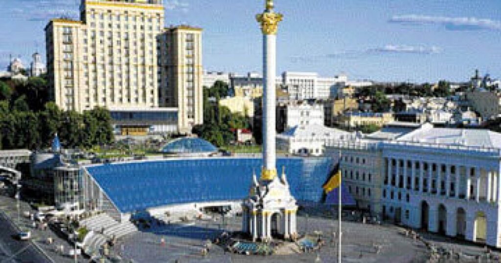 Вибиті вікна, понівечені фасади: РФ атакувала відомі готелі «Україна» та «Дніпро» в центрі Києва