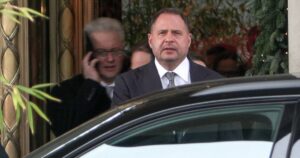 Яйця Летіли в Андрія Єрмака: Деталі Інциденту після Засідання ВАКС та Гнівні Звинувачення