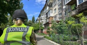 Київ: Жахливі погрози вибуху в багатоповерхівці – поліція врятувала мешканців від трагедії!