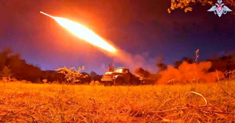 РОЗПЕРІЗАНЕ “ПЕРЕМИР’Я” ПУТІНА: УКРАЇНСЬКІ ЗАХИСНИКИ ВІДБИВАЮТЬ АТАКИ, ПОКИ ВОРОГ ПРОДОВЖУЄ ШТУРМУВАТИ ПОЗИЦІЇ