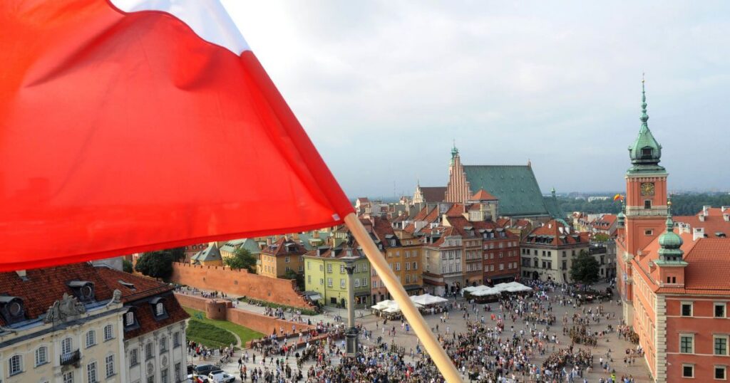 Українцям у Польщі пояснили, скільки готівки дозволено зберігати вдома