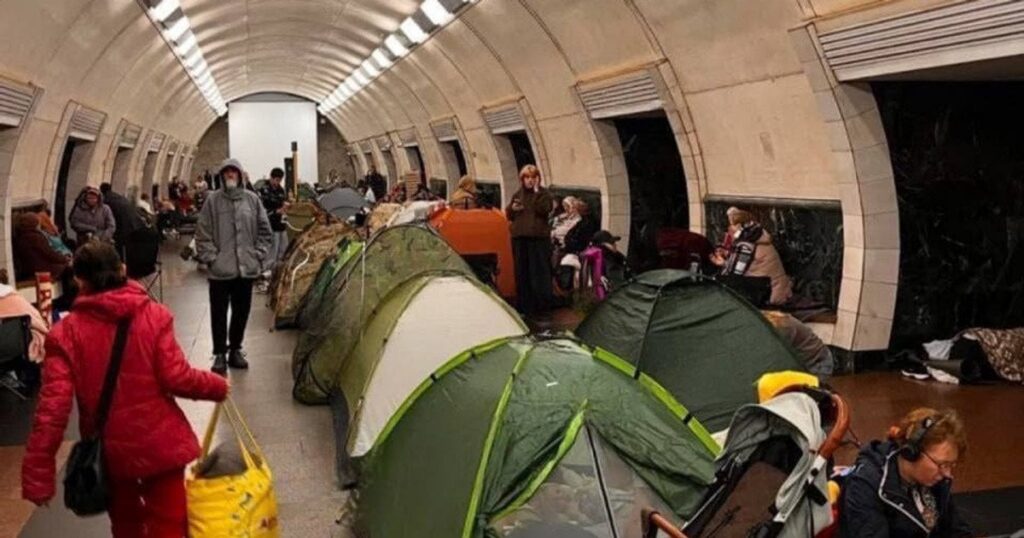 Намети в метро розсварили киян: під час атаки людям не вистачило місця в укритті Намети в метро розсварили киян: під час атаки людям не вистачило місця в укритті