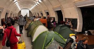 Десятки наметів у метро: налякані можливими обстрілами кияни пішли ночувати під землею