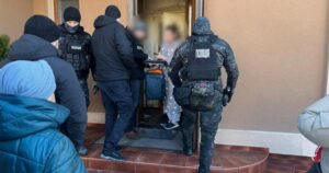 ШОК! 27 МІЛЬЙОНІВ ГРИВЕНЬ, ВИДІЛЕНИХ НА ВІДБУДОВУ КИЇВЩИНИ, УКРАДЕНІ ШАХРАЯМИ: ЕЛІТНІ АВТО ТА КВАРТИРИ НА КОСТІ ПОСТРАЖДАЛИХ!
