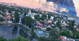 ЖАХЛИВІ НАСЛІДКИ РАКЕТНОГО УДАРУ РФ: ФОТО І ВІДЕО МОТОРОШНОЇ ПОЖЕЖІ ПІД КИЄВОМ