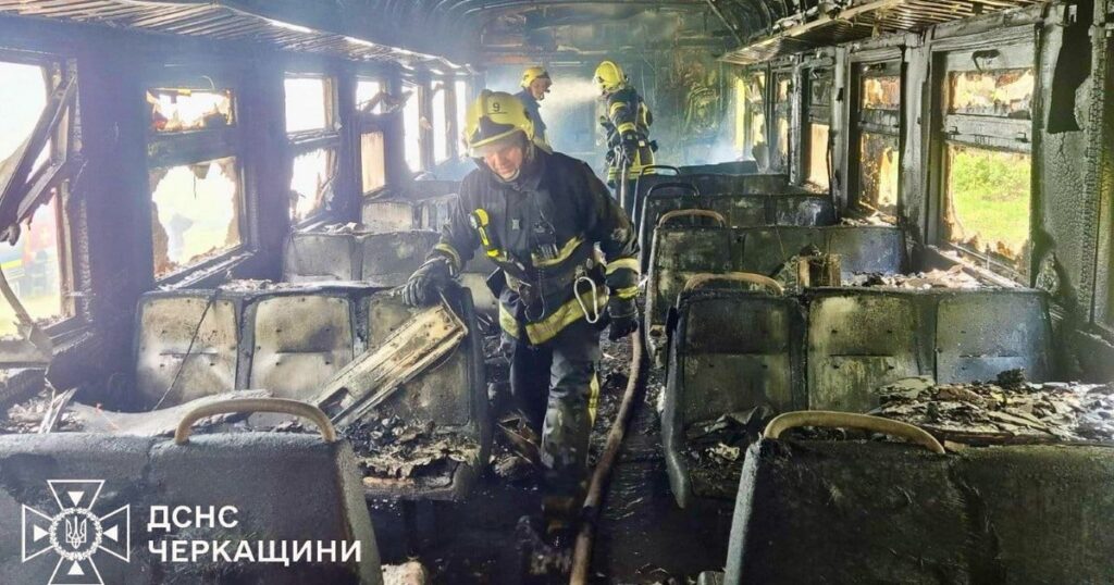 Вагони вигоріли вщент: на Черкащині електричка спалахнула під час руху (фото)