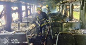 Вагони вигоріли вщент: на Черкащині електричка спалахнула під час руху (фото)