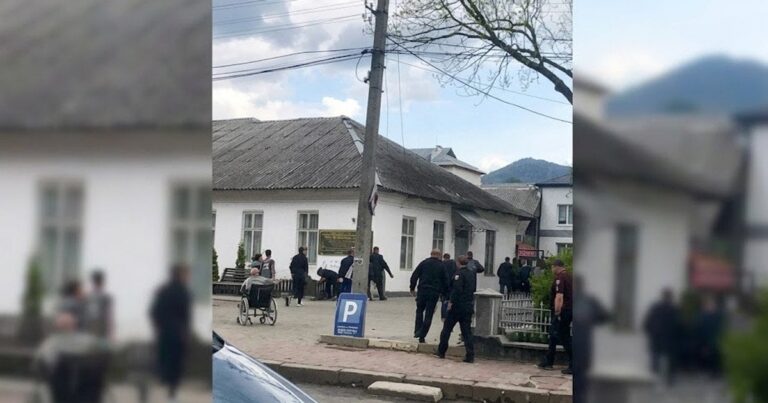 Скандал на Закарпатті: натовп штурмував ТЦК, пролунали постріли — подробиці інциденту