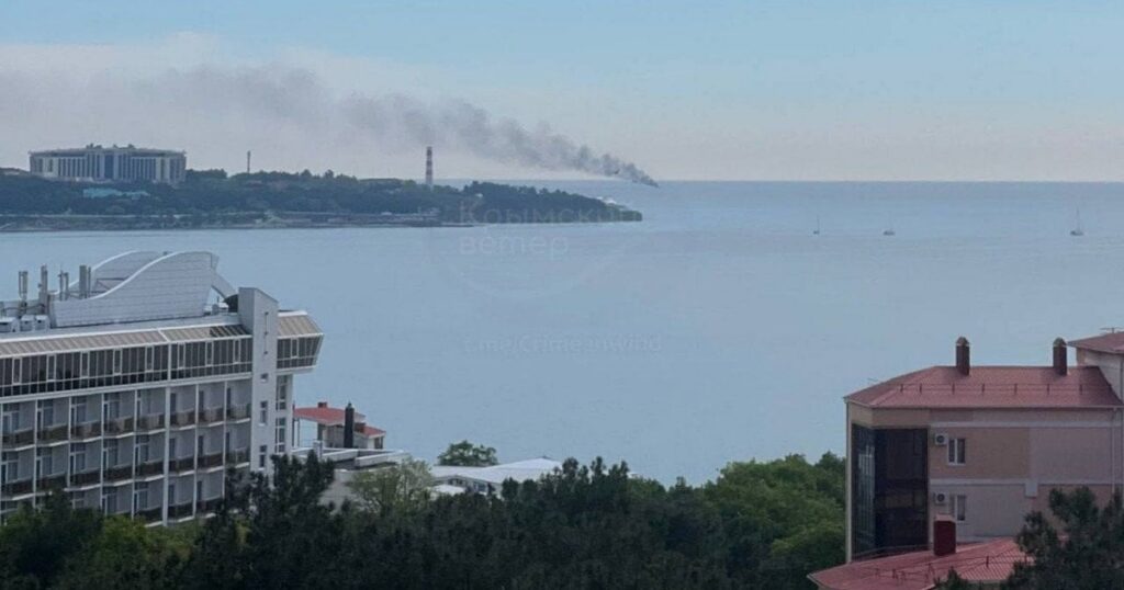 Пожежа за 17 км від палацу Путіна: у морі щось спалахнуло після нальоту дронів (фото, відео)