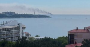 Незвичайна “бавовна” біля палацу Путіна: що спалахнуло в морі після атаки дронів?