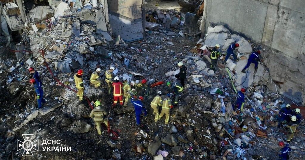 Рятувальники дістали тіло дитини з-під завалів будинку в Києві: кількість жертв зросла (чутливе відео) Рятувальники дістали тіло дитини з-під завалів будинку в Києві: кількість жертв зросла (чутливе відео)