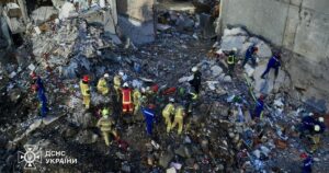 Київ у жалобі: страшна нічна атака РФ забрала життя 16 людей, серед них — двоє дітей. Жахливі кадри з-під завалів