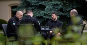 Нарада Зеленського — що вирішили щодо ППО, дронів і підготовки важливих переговорів — Укрaїнa