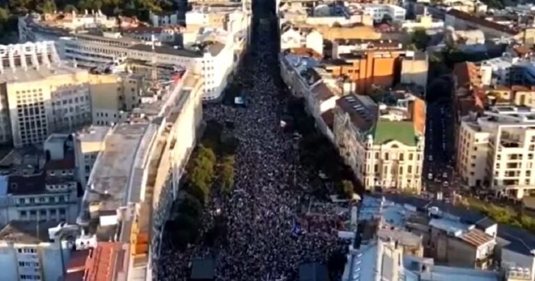 Сербія у вогні: Масштабні протести в Белграді! Люди вимагають відставки Вучича – сутички з поліцією, сльозогінний газ і затримання!
