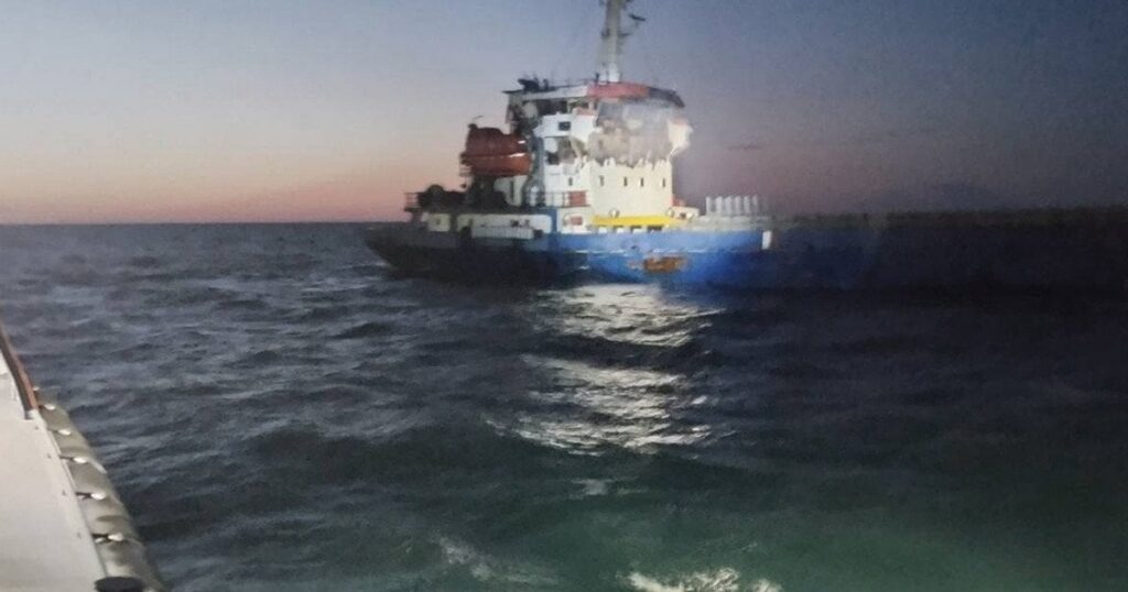 РФ вдарила по турецькому судну в морі: спалахнула пожежа, постраждав екіпаж — деталі