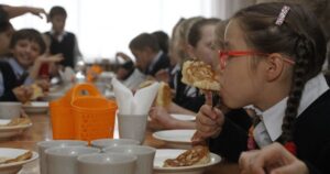Безкоштовні обіди для всіх школярів України: масштабні зміни з 1 вересня!