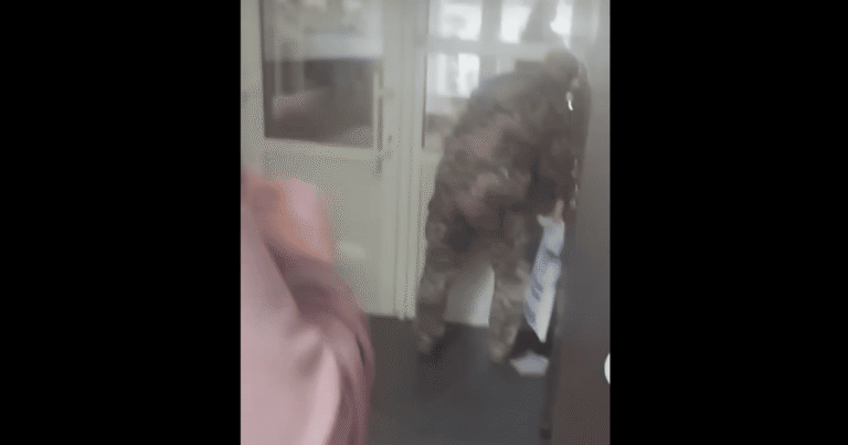 Хмельницький ТЦК: Ветеран з битою увірвався до військкомату через мобілізацію сина – деталі скандалу