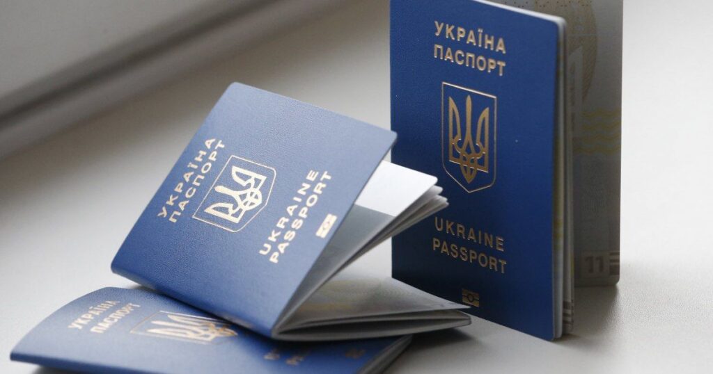 Ви маєте це знати, якщо зібралися жити за кордоном: у ДМС звернулися до українців з попередженням