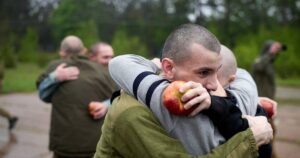 ВЕЛИКИЙ ОБМІН ПОЛОНЕНИМИ: ДОДОМУ ПОВЕРНУЛИСЯ 205 УКРАЇНСЬКИХ ЗАХИСНИКІВ, СЕРЕД НИХ — ГЕРОЇ “АЗОВСТАЛІ”
