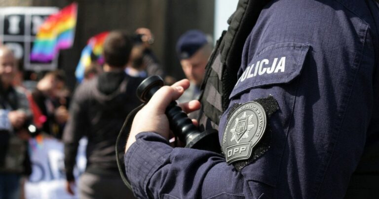 Затримання за кордоном: Ваші права та допомога українських консулів!
