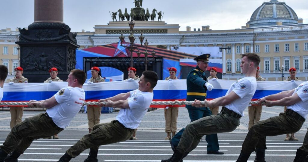 Безпілотники нібито летіли на Санкт-Петербург: у Ленобласті чули вибухи та звуки БПЛА