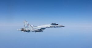На межі катастрофи: російські винищувачі затиснули літак Британії над Чорним морем (відео)