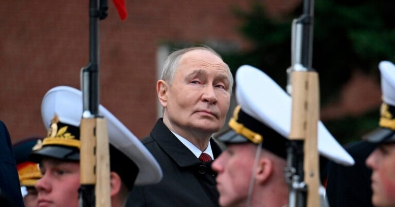 Путін на параді 9 травня: Втома, дивні деталі та тривожні знаки для Кремля