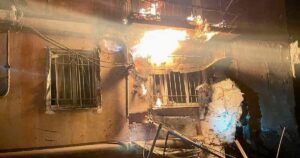 Дніпро під вогнем: Російська атака спричинила пожежу у багатоповерхівці, є постраждалі