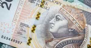 У Польщі готують нові правила оплати готівкою та ліміти: що треба знати біженцям з України